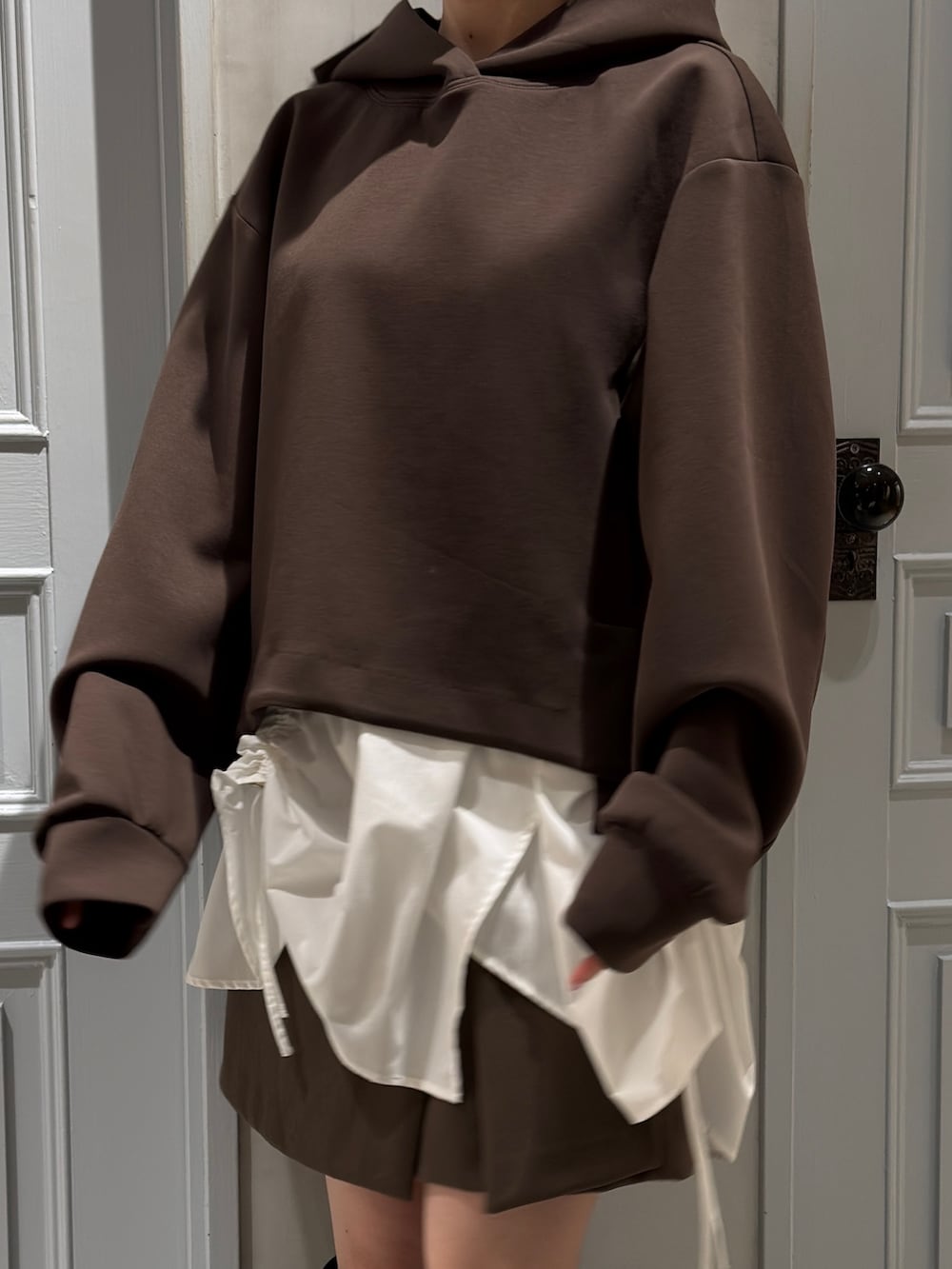 ブラウン系のパーカー、ブラウン系のその他パンツを着用したレディースの冬コーディネートの5枚目の写真