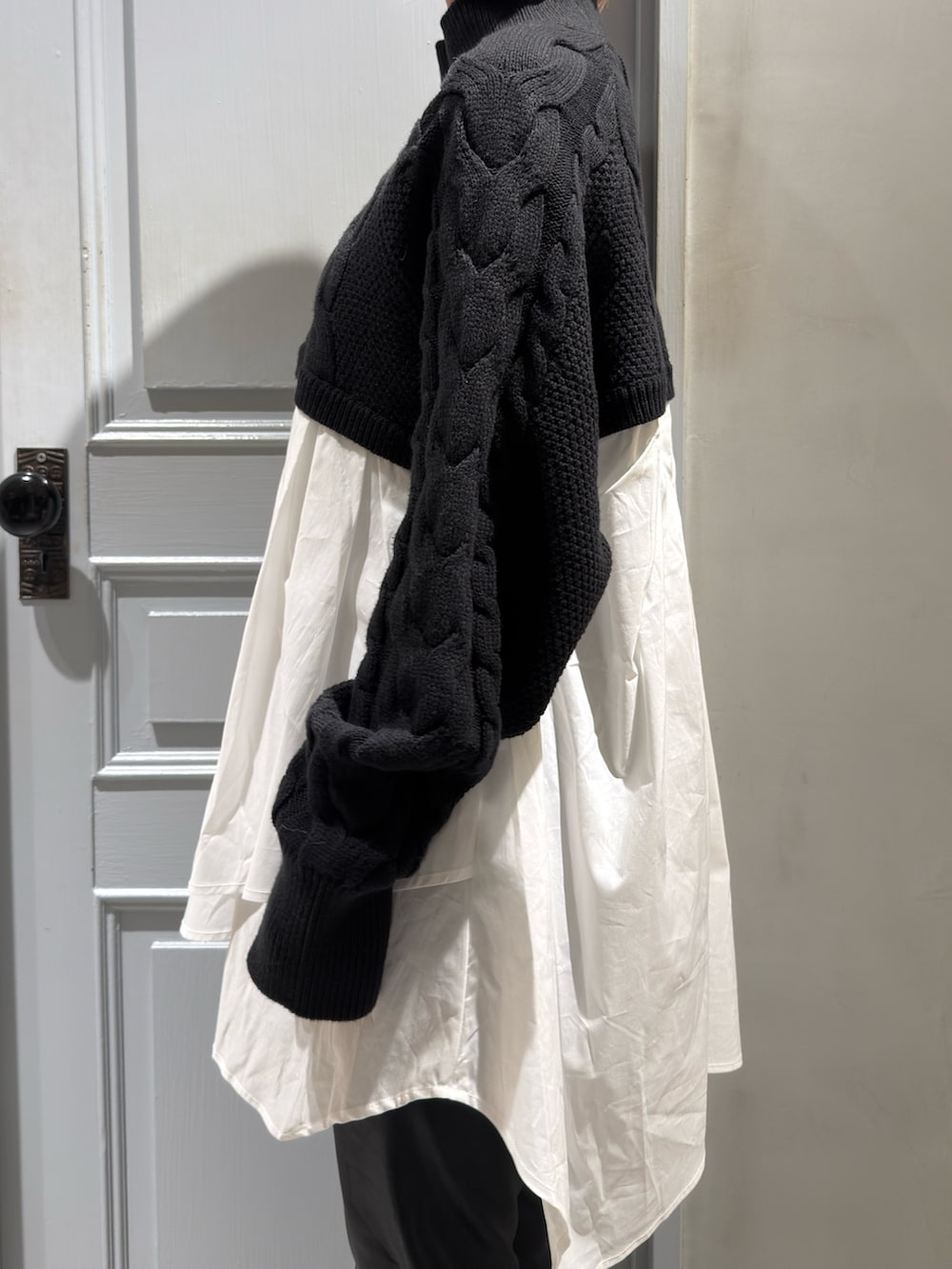 ブラック系のニット/セーター、ブラック系のその他パンツ、ブラック系のパンプスを着用したレディースの秋コーディネートの5枚目の写真