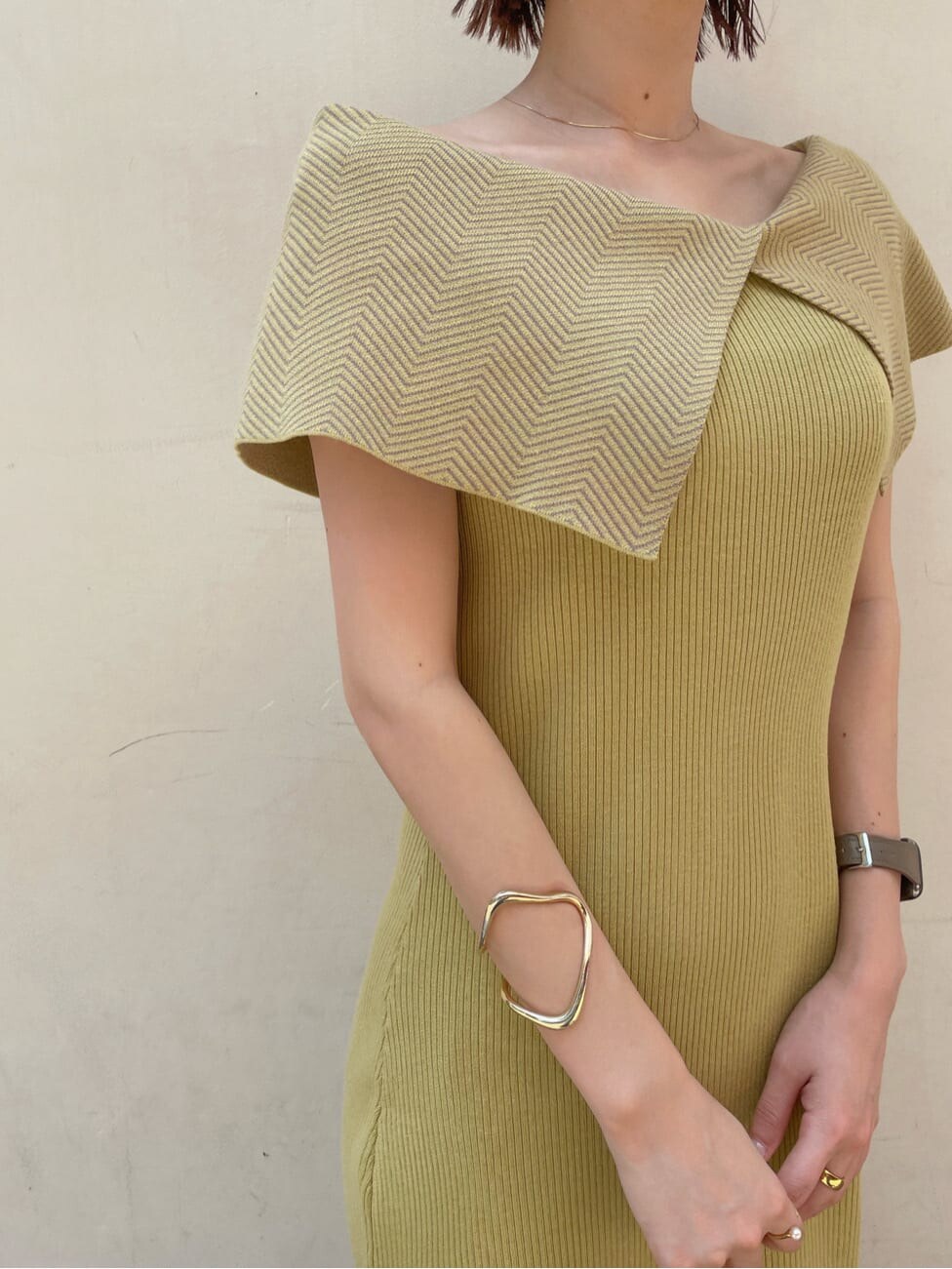 イエロー系のワンピース、ゴールド系のブレスレットを着用したレディースの夏コーディネートの4枚目の写真