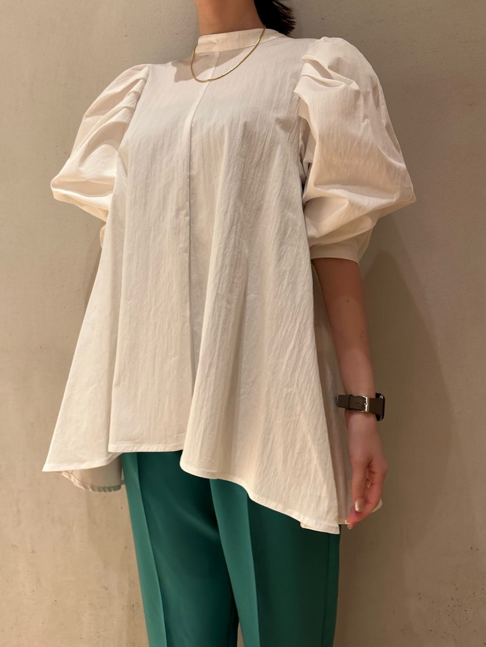 ブラック系のカーディガン/ボレロ、ホワイト系のシャツ/ブラウス、グリーン系のその他パンツを着用したレディースの冬コーディネートの2枚目の写真