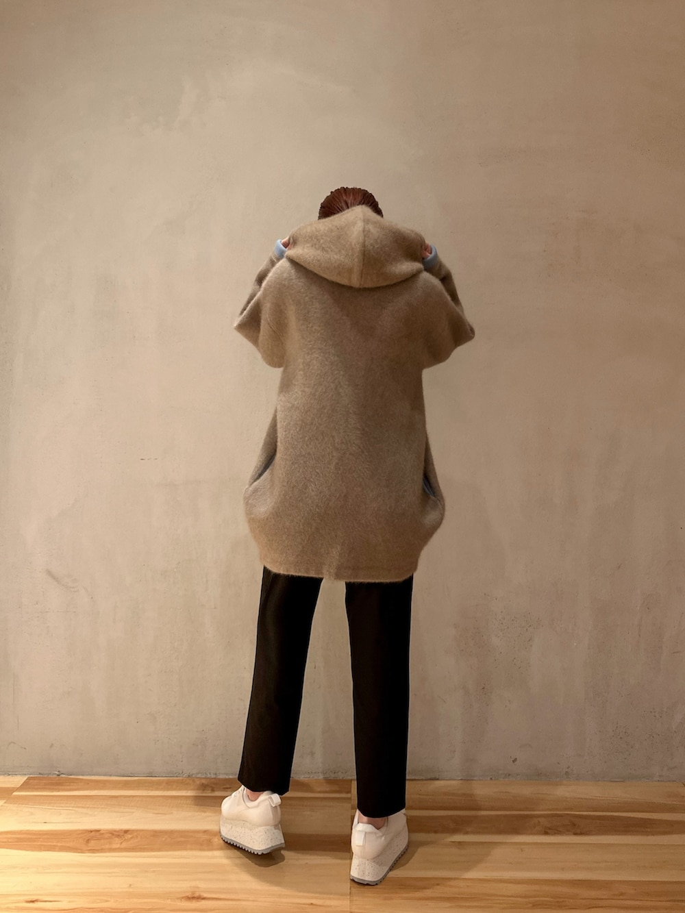 ホワイト系のスニーカー、ブラック系のその他パンツ、ベージュ系のノーカラージャケットを着用したレディースの夏コーディネートの8枚目の写真