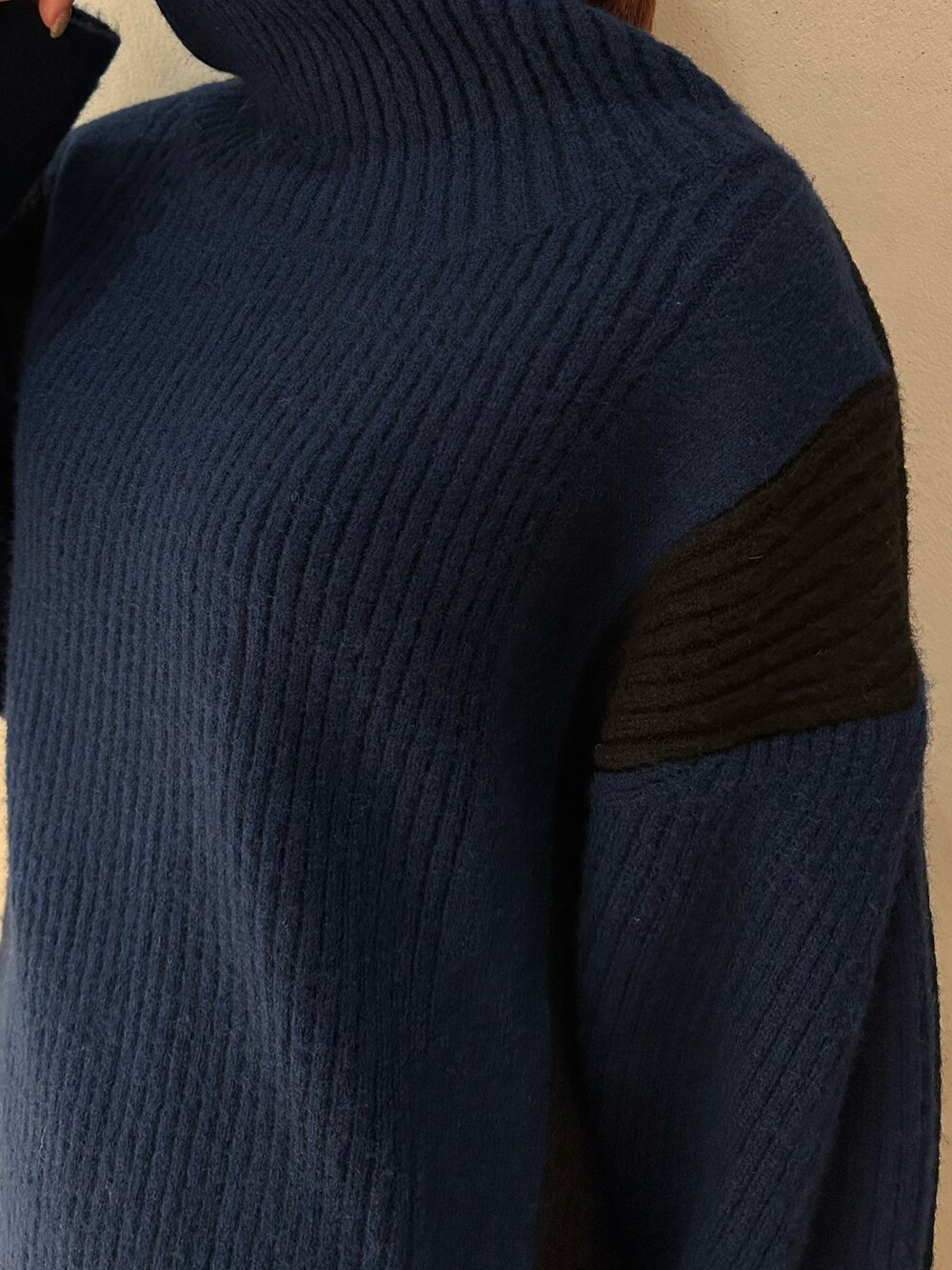 ホワイト系のスカート、ブルー系のニット/セーター、ベージュ系のノーカラーコートを着用したレディースの秋コーディネートの7枚目の写真