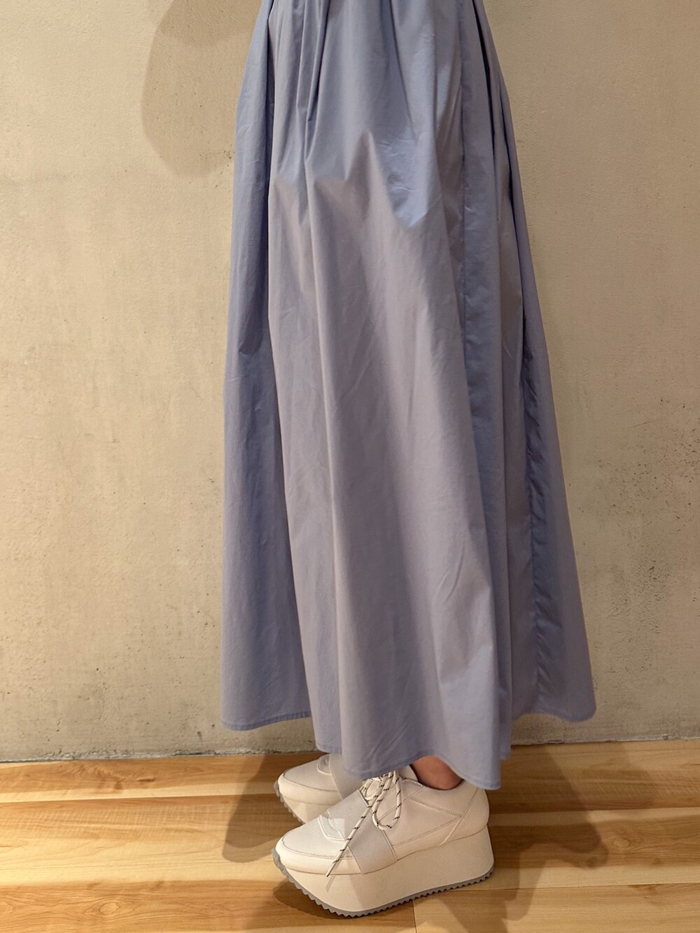 ブルー系のワンピース、ホワイト系のスニーカーを着用したレディースの夏コーディネートの5枚目の写真