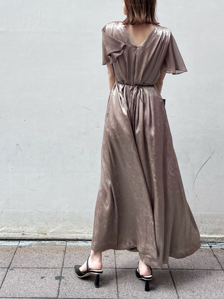 ベージュ系のパンツドレス、その他のハンドバッグ、ベージュ系のテーラードジャケットを着用したレディースの春コーディネートの3枚目の写真