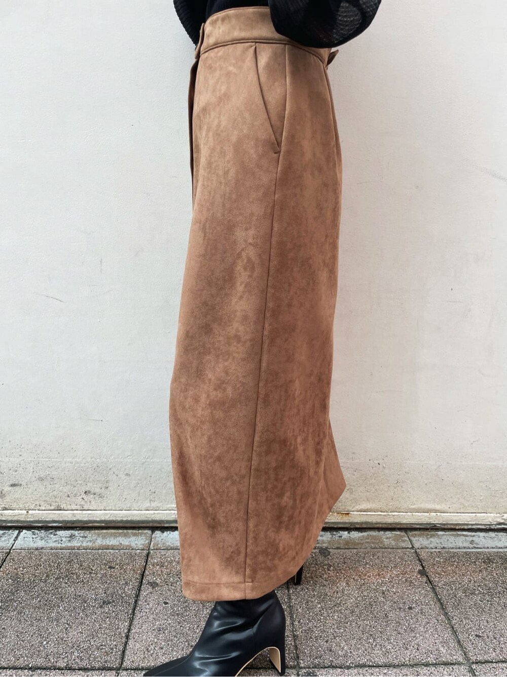 ブラウン系のスカート、ブラック系のその他シューズ、ブラック系のニット/セーターを着用したレディースの夏コーディネートの7枚目の写真