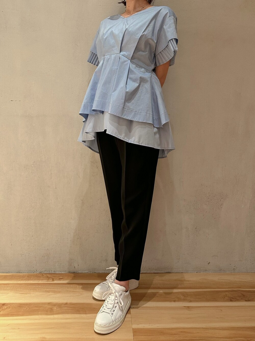 ブルー系のシャツ/ブラウス、ブラック系のその他パンツ、ホワイト系のスニーカーを着用したレディースの春コーディネートの3枚目の写真