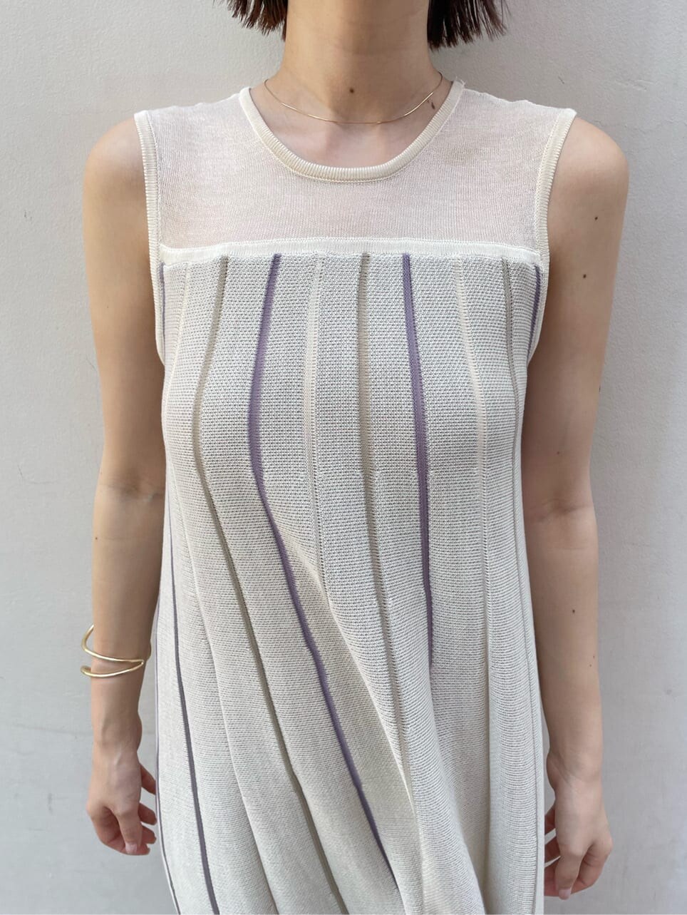 パープル系のワンピース、ピンク系のシャツ/ブラウスを着用したレディースの夏コーディネートの6枚目の写真