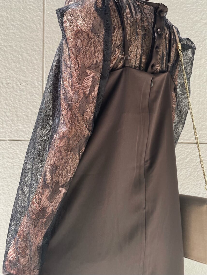 ブラック系のドレス、ベージュ系のパンプス、ベージュ系のクラッチバッグを着用したレディースの秋コーディネートの4枚目の写真