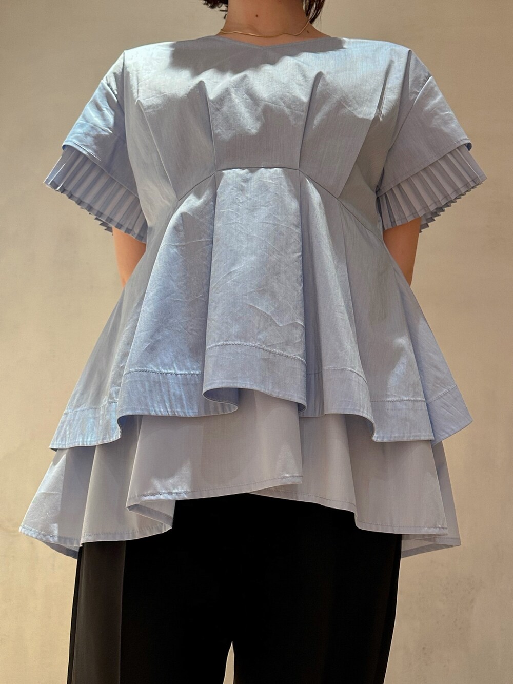 ブルー系のシャツ/ブラウス、ブラック系のその他パンツ、ホワイト系のスニーカーを着用したレディースの春コーディネートの4枚目の写真