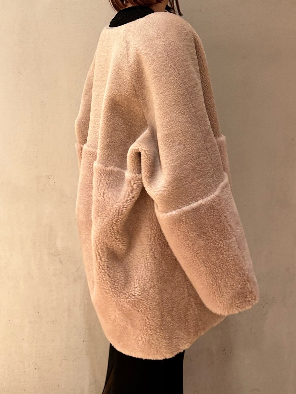 ブラック系のスカート、ブラック系のブーツ、ベージュ系のノーカラーコートを着用したレディースの夏コーディネートの9枚目の写真