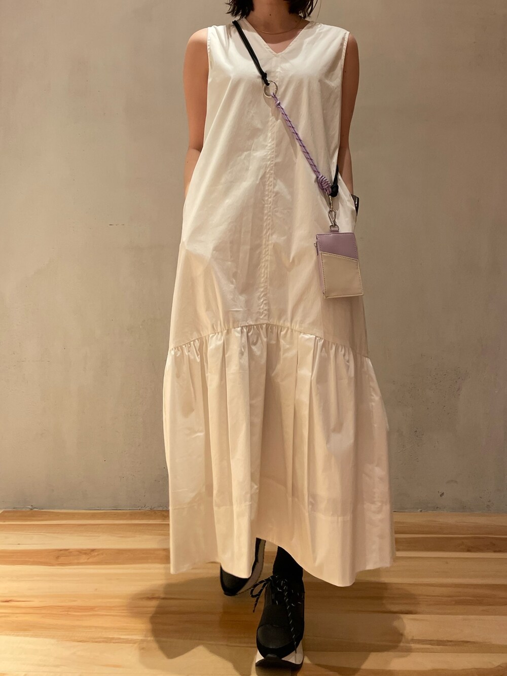 ホワイト系のワンピース、ブラック系のスニーカー、パープル系のスマホケース/カバーを着用したレディースの冬コーディネートの6枚目の写真