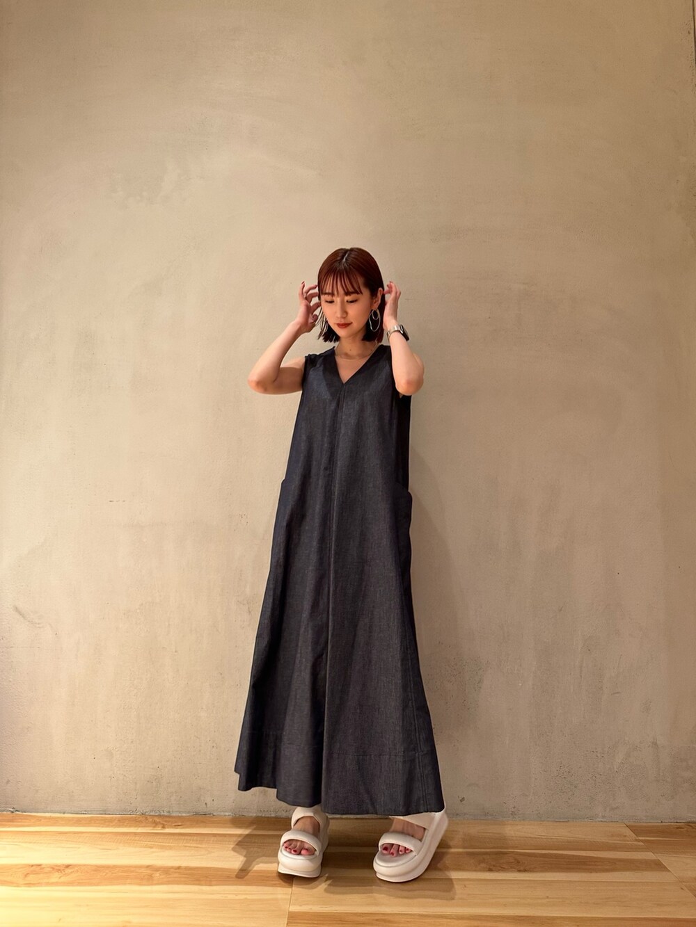 ホワイト系のサンダル、ブルー系のブルゾン、ブルー系のワンピースを着用したレディースの夏コーディネートの3枚目の写真