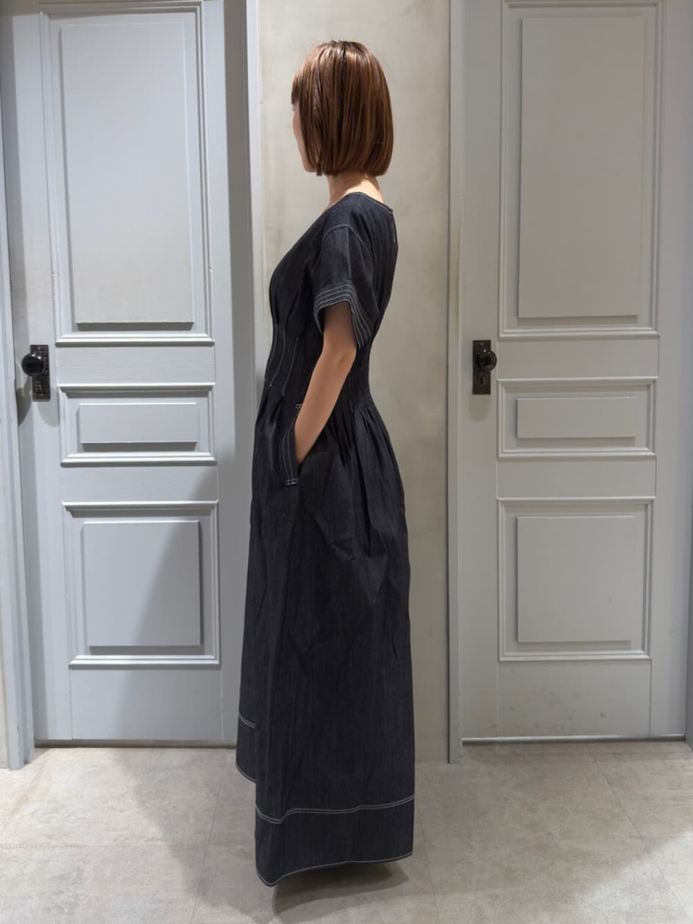 ブルー系のワンピース、ブラック系のサンダルを着用したレディースの春コーディネートの5枚目の写真