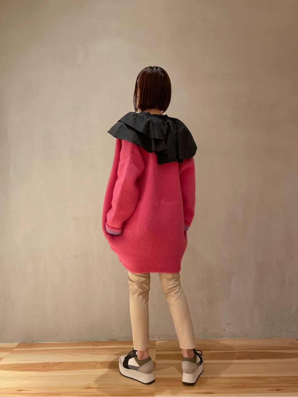 ベージュ系のその他パンツ、ピンク系のカーディガン/ボレロ、ブルー系のスニーカーを着用したレディースの秋コーディネートの7枚目の写真