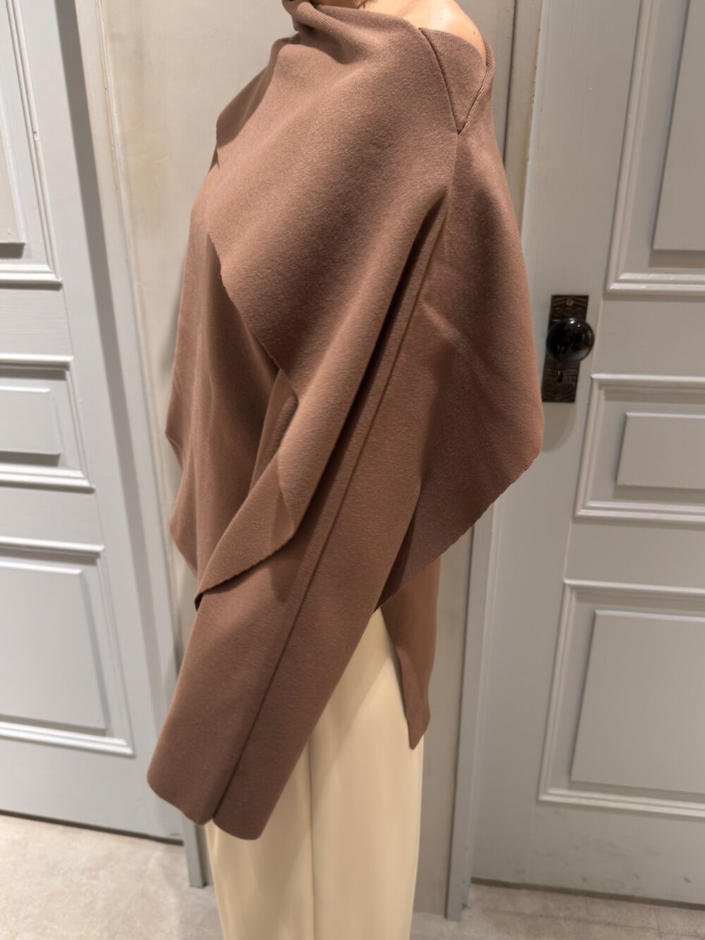 ホワイト系のその他パンツ、ブラウン系のニット/セーターを着用したレディースの冬コーディネートの7枚目の写真