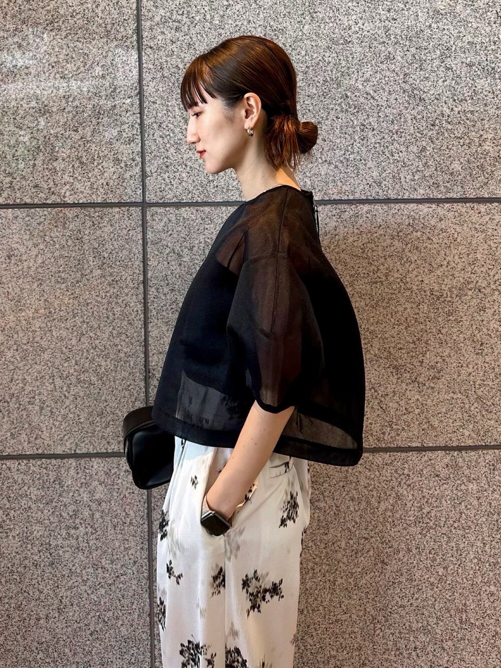 ブラック系のシャツ/ブラウス、ホワイト系のその他パンツ、ブラック系のボストンバッグを着用したレディースの冬コーディネートの4枚目の写真