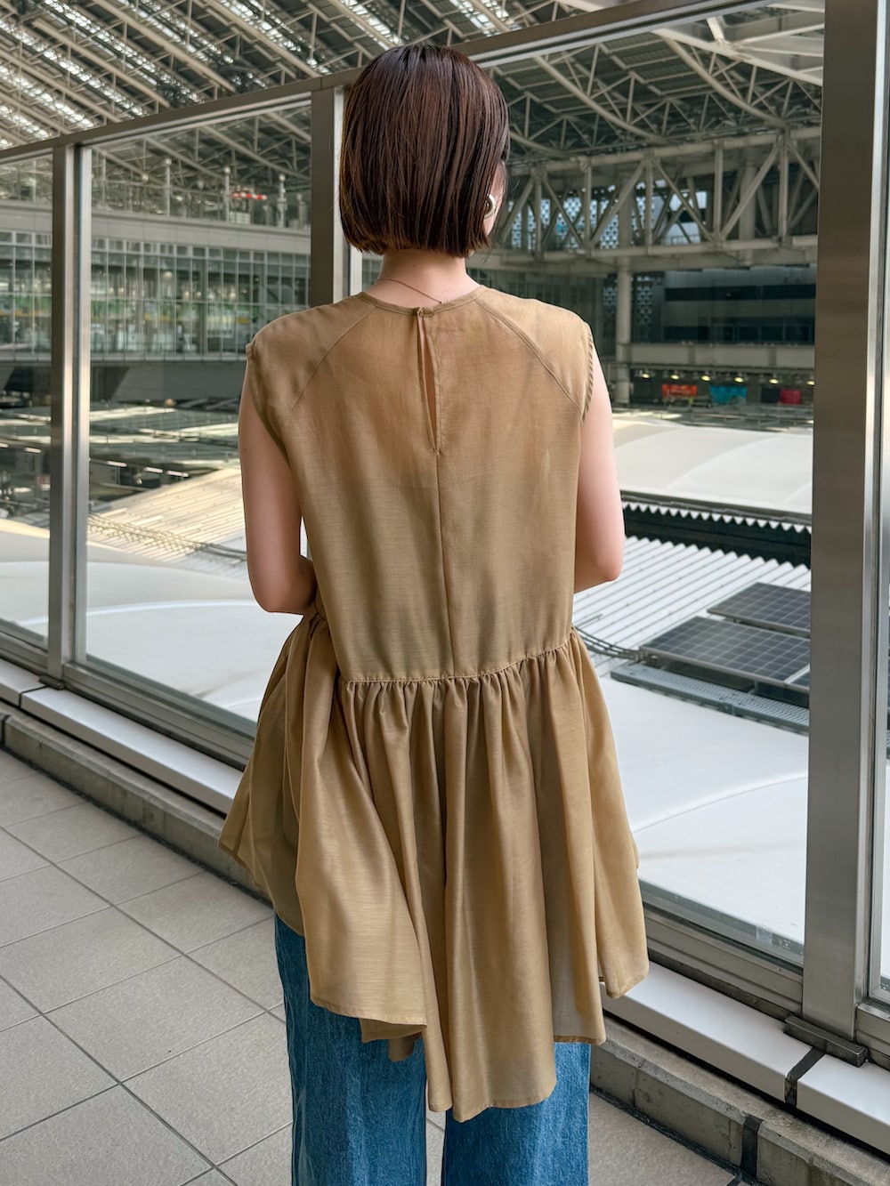 イエロー系のシャツ/ブラウス、ブルー系のデニムパンツを着用したレディースの夏コーディネートの7枚目の写真