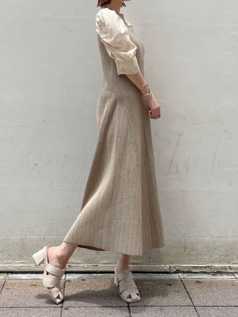 ホワイト系のサンダル、ベージュ系のワンピースを着用したレディースの夏コーディネートの4枚目の写真