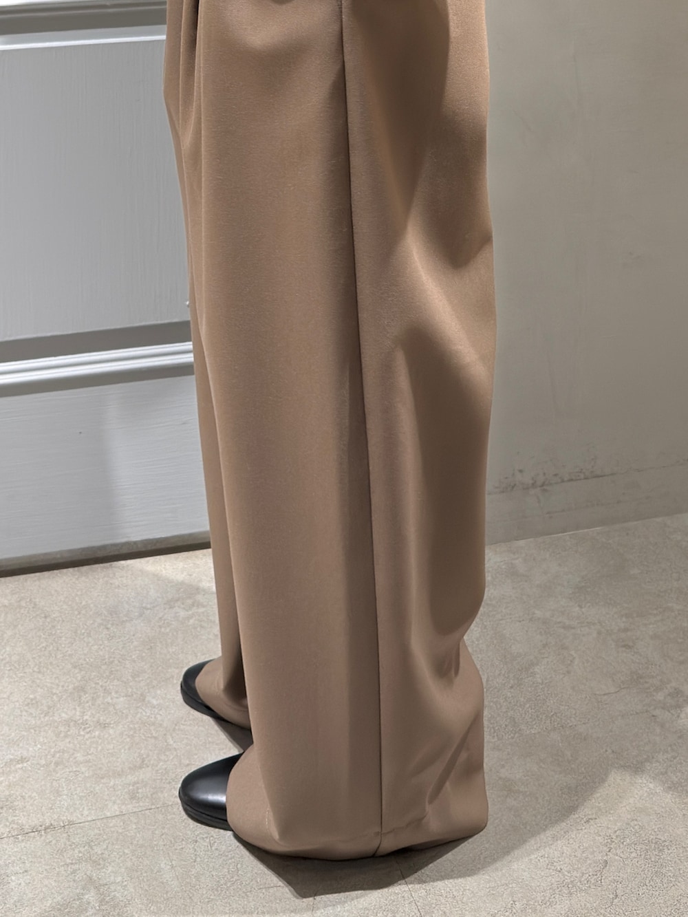 グレー系のニット/セーター、ブラウン系のその他パンツを着用したレディースの冬コーディネートの8枚目の写真