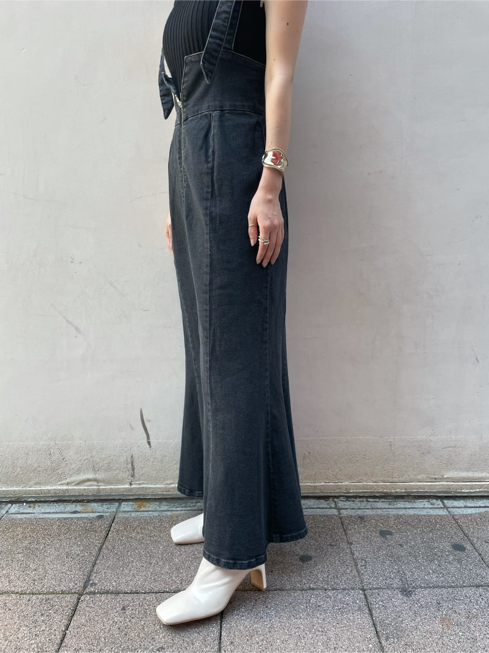 ブラック系のスカート、ホワイト系のその他シューズ、パープル系のその他アウターを着用したレディースの夏コーディネートの4枚目の写真