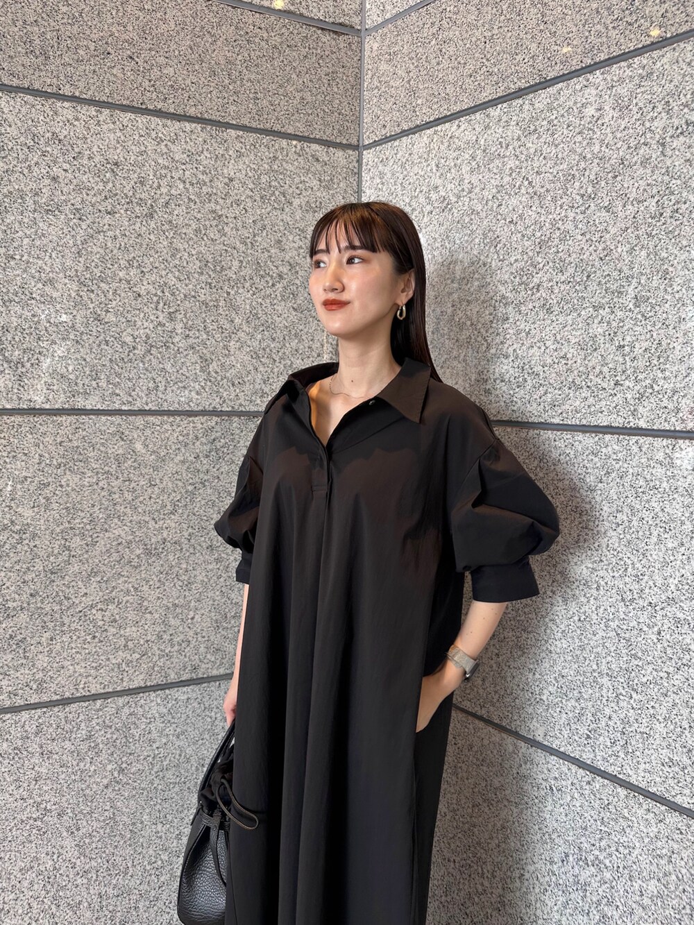 ブラック系のワンピース、ブラック系のスニーカー、ブラック系のショルダーバッグを着用したレディースの夏コーディネートの6枚目の写真