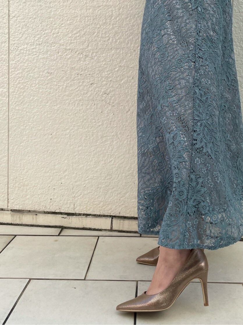 ゴールド系のハンドバッグ、ブルー系のドレス、ゴールド系のネックレスを着用したレディースの夏コーディネートの7枚目の写真