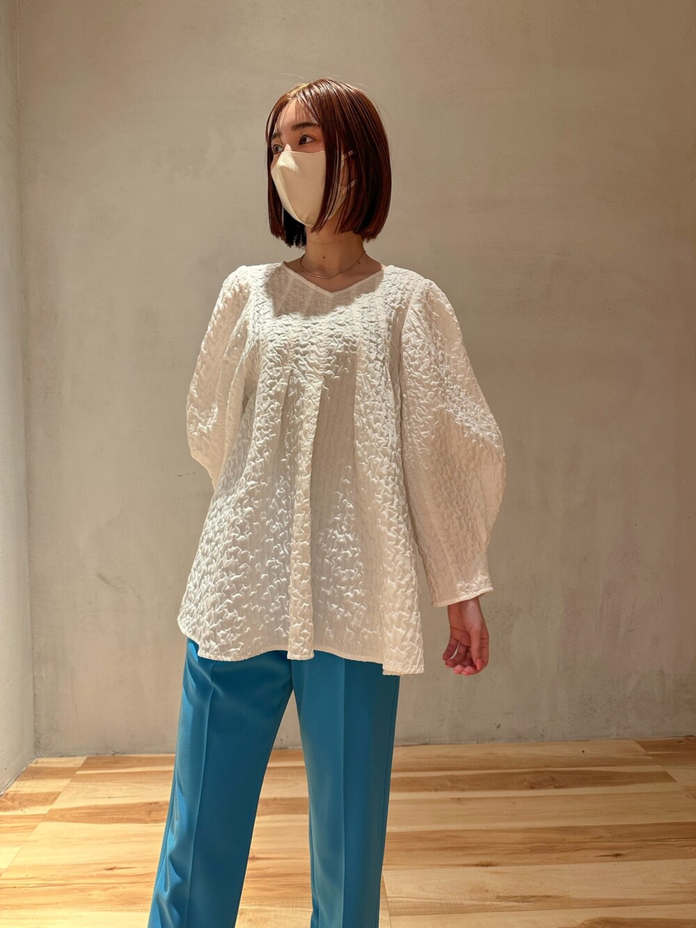 ホワイト系のシャツ/ブラウス、ブルー系のその他パンツを着用したレディースの春コーディネートの2枚目の写真