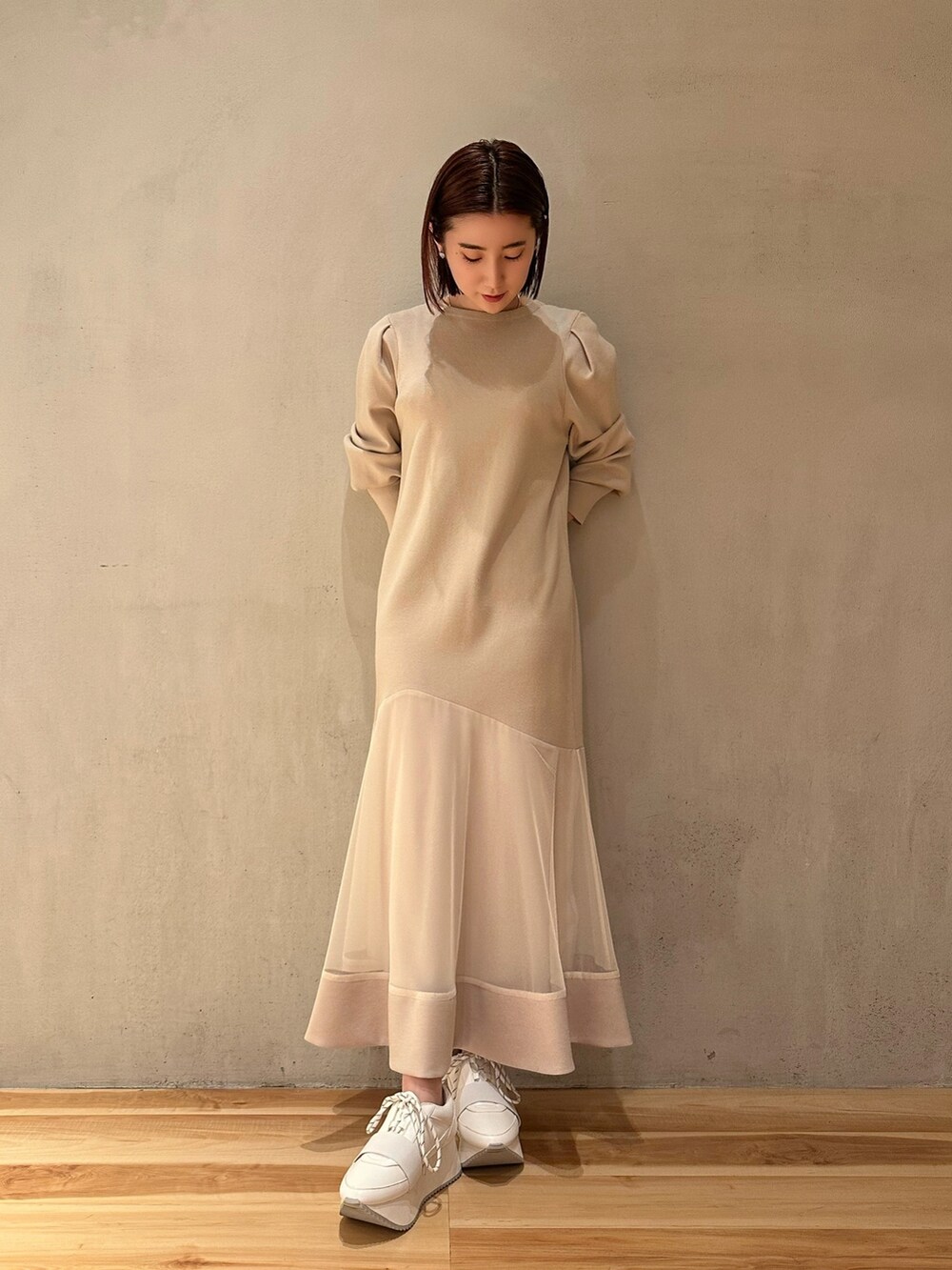 ブルー系のデニムジャケット、ベージュ系のワンピース、ホワイト系のスニーカーを着用したレディースの春コーディネートの6枚目の写真