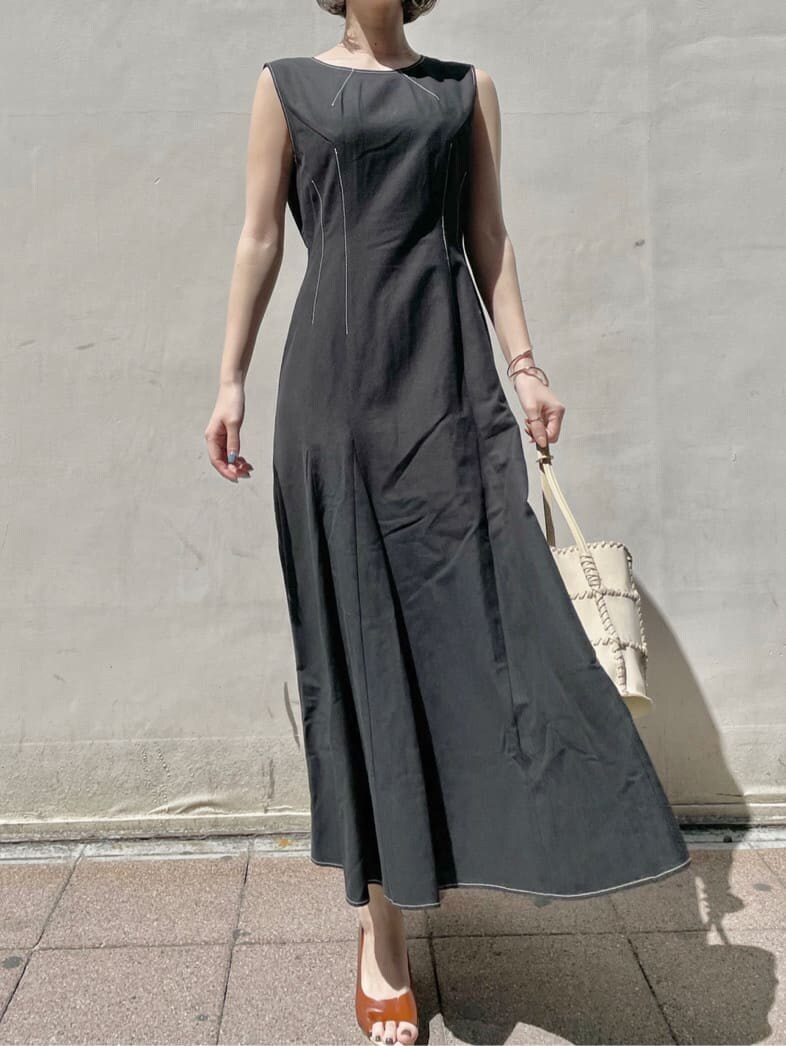 ブラウン系のパンプス、ブラック系のワンピース、ゴールド系のブレスレットを着用したレディースの春コーディネートの6枚目の写真