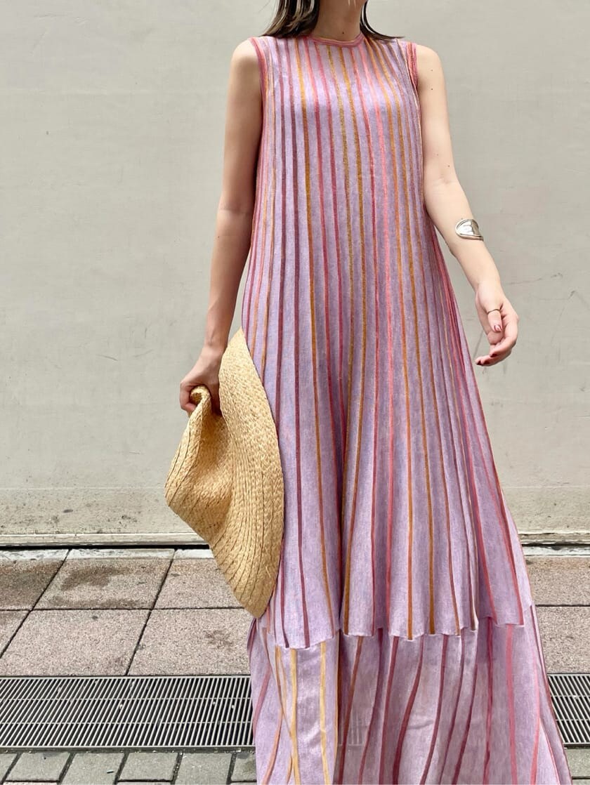 パープル系のワンピース、ベージュ系のハットを着用したレディースの夏コーディネートの2枚目の写真