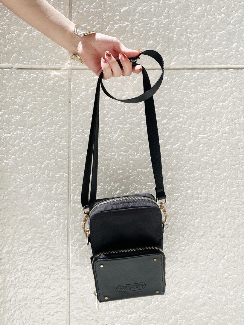 ブラウン系のワンピース、その他のその他シューズ、ゴールド系のネックレスを着用したレディースの春コーディネートの8枚目の写真