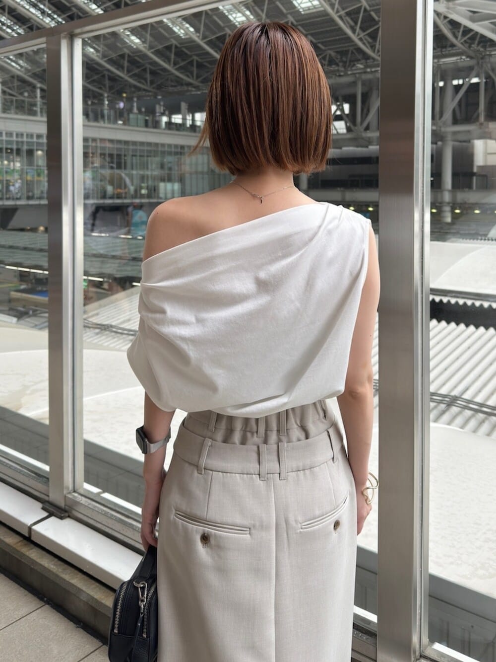 ホワイト系のTシャツ/カットソー、ベージュ系のスカート、ブラック系のパンプスを着用したレディースの夏コーディネートの5枚目の写真