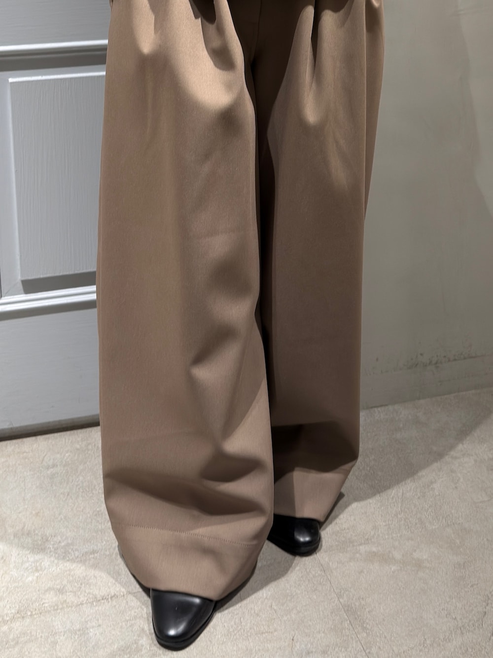 グレー系のニット/セーター、ブラウン系のその他パンツを着用したレディースの冬コーディネートの7枚目の写真