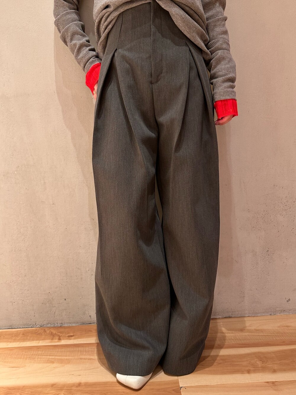 グレー系のその他パンツ、ホワイト系のブーツ、グレー系のTシャツ/カットソーを着用したレディースの春コーディネートの5枚目の写真