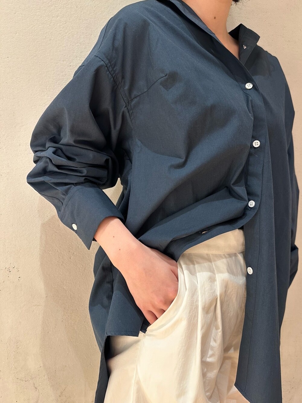 ブルー系のシャツ/ブラウス、ホワイト系のその他パンツ、シルバー系のパンプスを着用したレディースの冬コーディネートの6枚目の写真