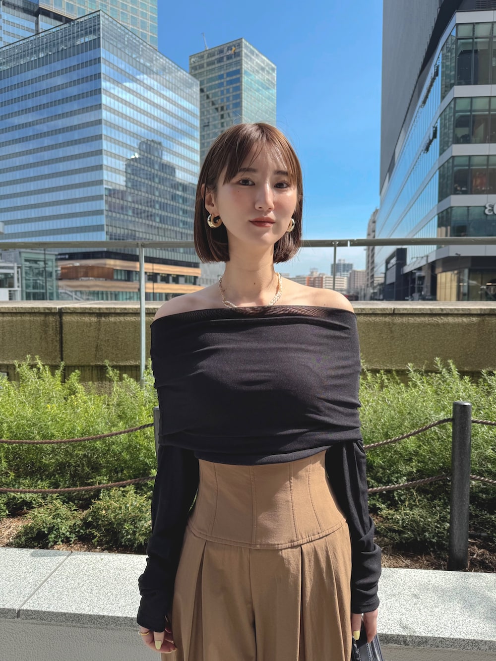 ブラック系のTシャツ/カットソー、ブラック系のサンダル、ブラウン系のその他パンツを着用したレディースの春コーディネートの3枚目の写真