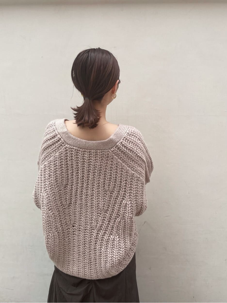 ブラック系のその他シューズ、ホワイト系のハンドバッグ、ブラウン系のスカートを着用したレディースの秋コーディネートの5枚目の写真