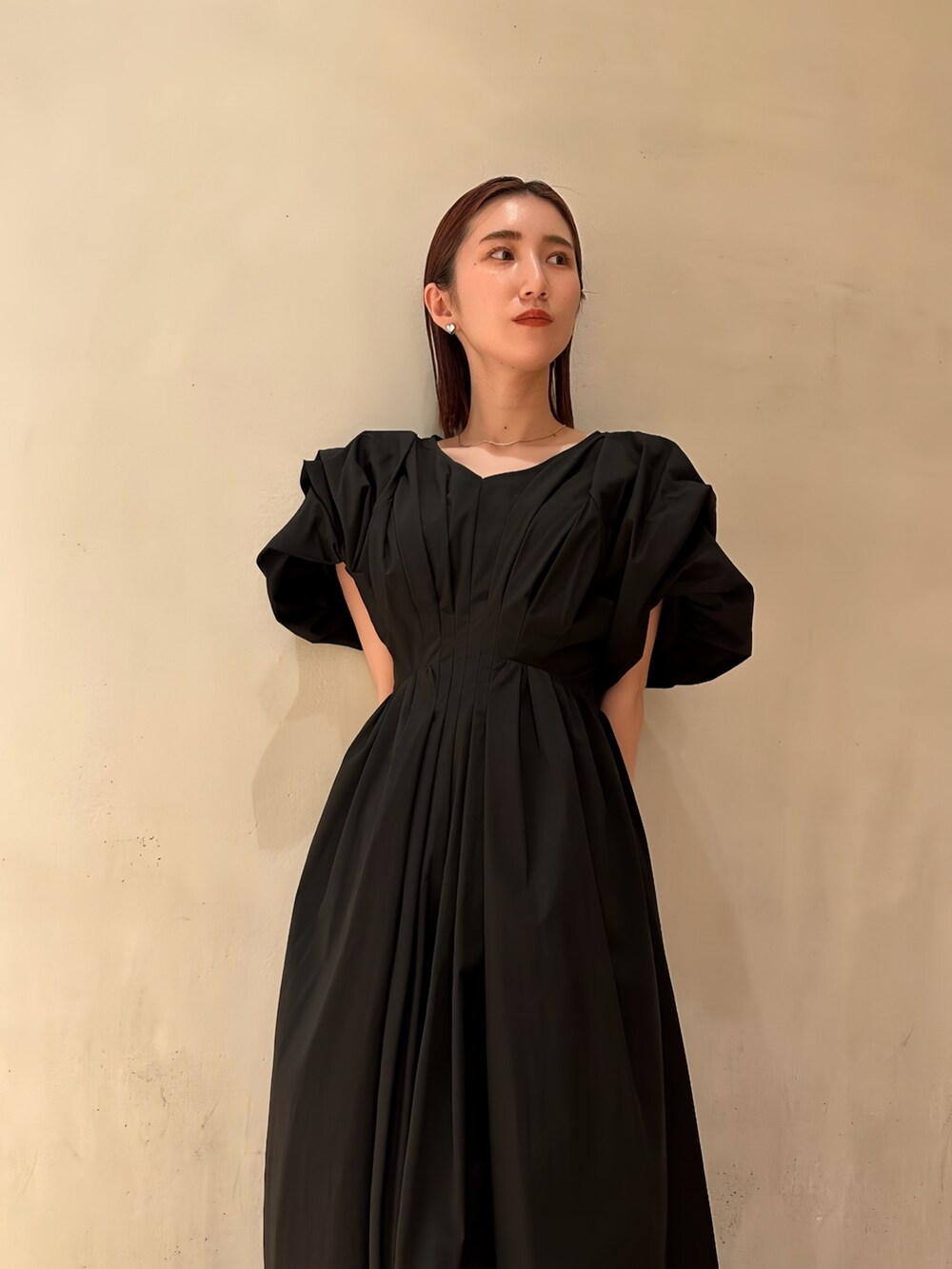 ブラック系のワンピースを着用したレディースの春コーディネートの5枚目の写真