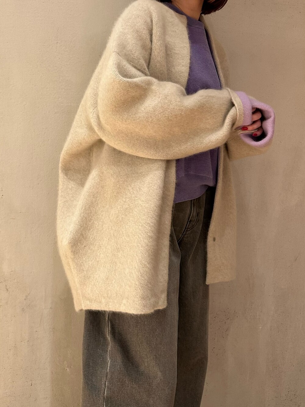 グレー系のデニムパンツ、ブラック系のパンプス、ホワイト系のノーカラージャケットを着用したレディースの夏コーディネートの4枚目の写真