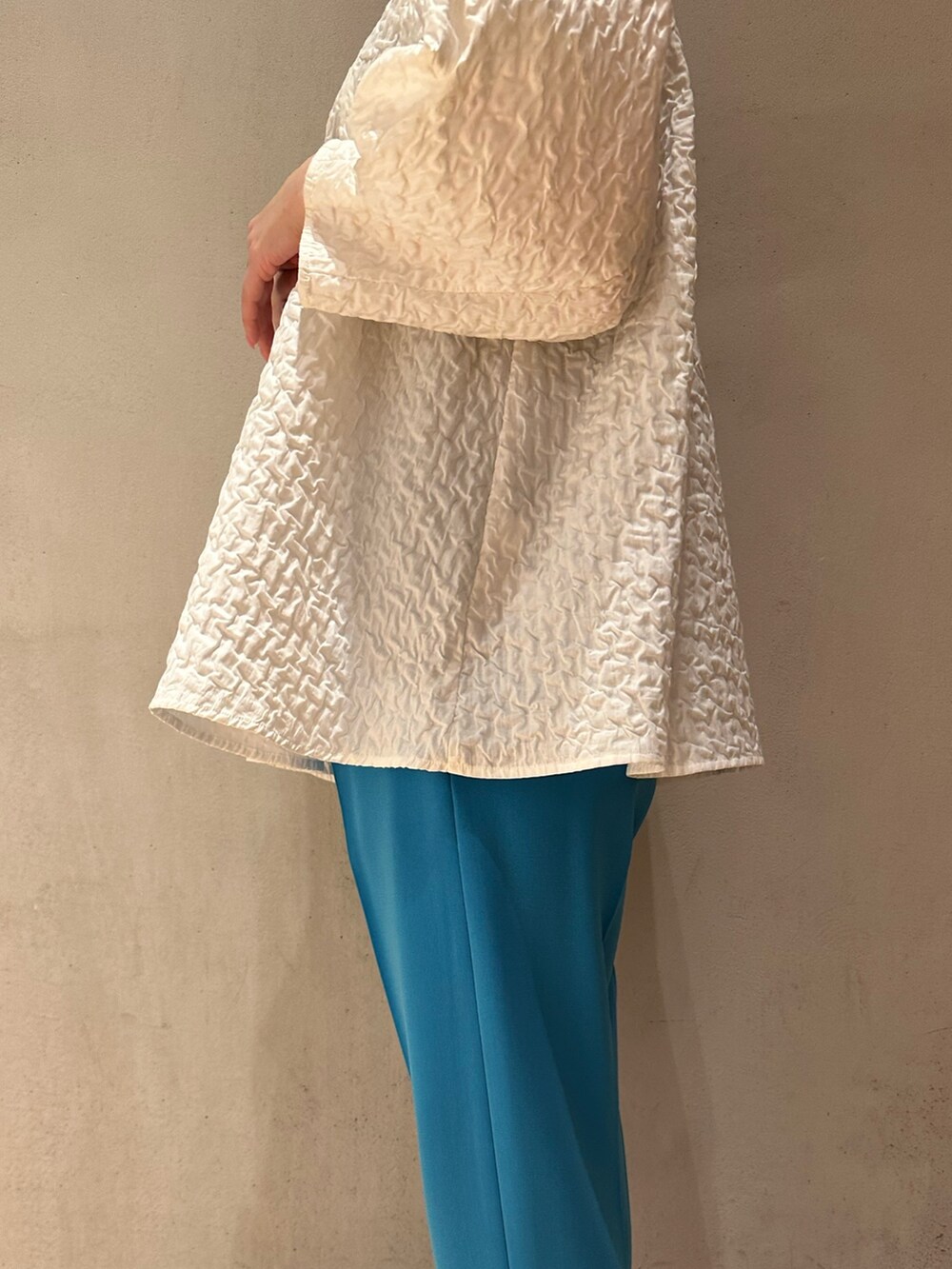 ホワイト系のシャツ/ブラウス、ブルー系のその他パンツを着用したレディースの春コーディネートの5枚目の写真