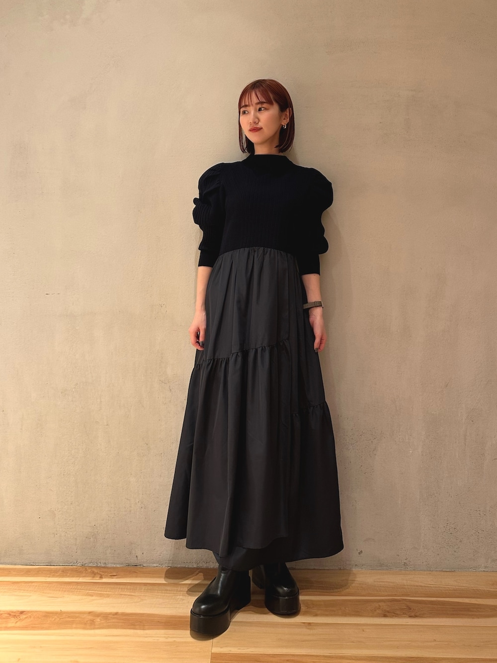 ブルー系のノーカラージャケット、ブラック系のブーツ、ブルー系のワンピースを着用したレディースの夏コーディネートの7枚目の写真