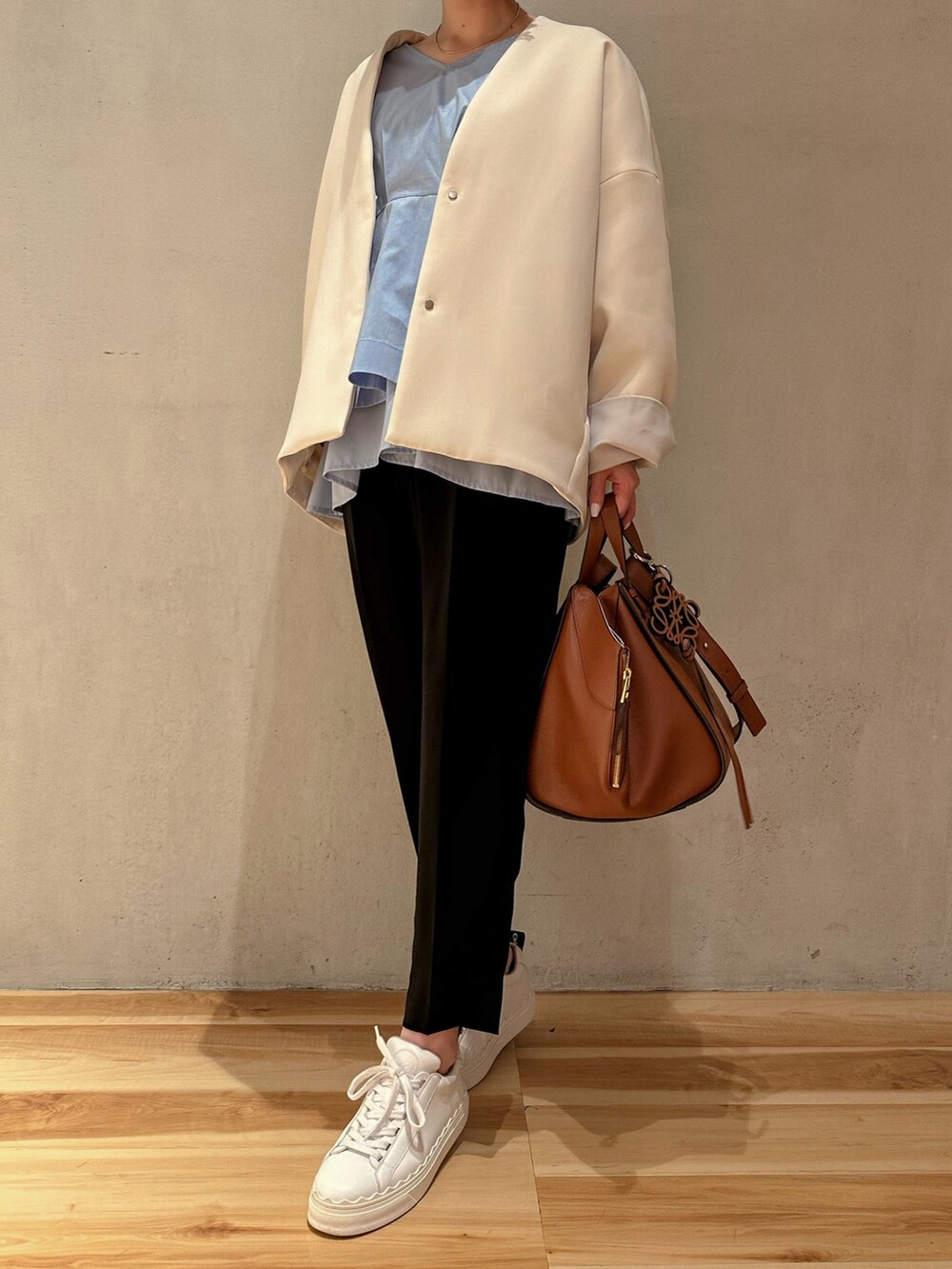 ブルー系のシャツ/ブラウス、ブラック系のその他パンツ、ホワイト系のスニーカーを着用したレディースの春コーディネートの6枚目の写真