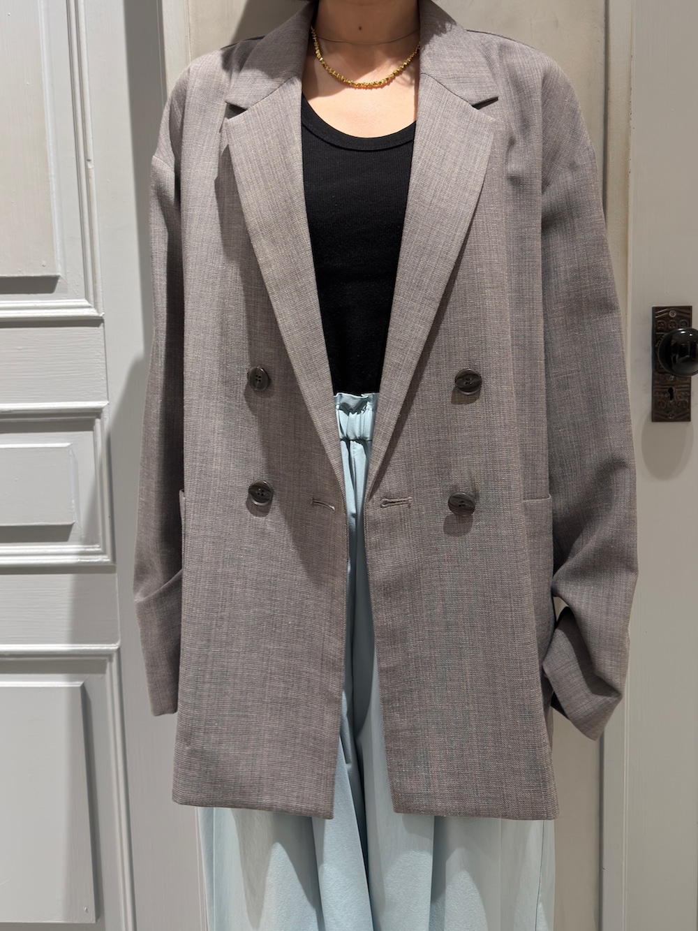 グレー系のテーラードジャケット、グリーン系のその他パンツ、シルバー系のパンプスを着用したレディースの冬コーディネートの8枚目の写真