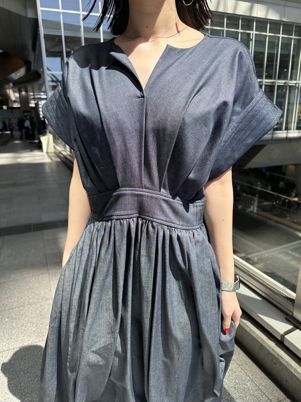 ホワイト系のサンダル、ブルー系のワンピースを着用したレディースの春コーディネートの4枚目の写真