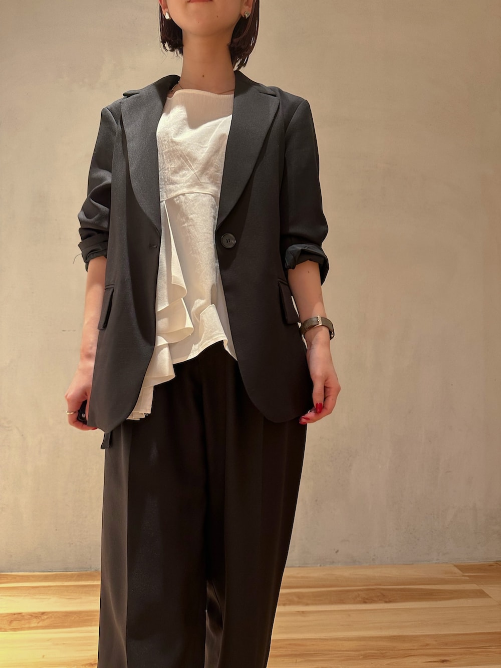 ホワイト系のシャツ/ブラウス、ブラック系のその他パンツ、ブラック系のテーラードジャケットを着用したレディースの冬コーディネートの4枚目の写真