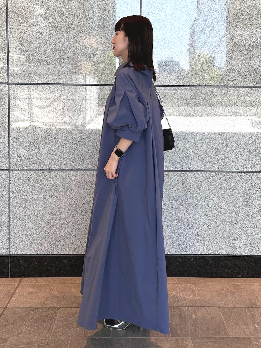 シルバー系のブーツ、ブルー系のワンピースを着用したレディースの夏コーディネートの3枚目の写真