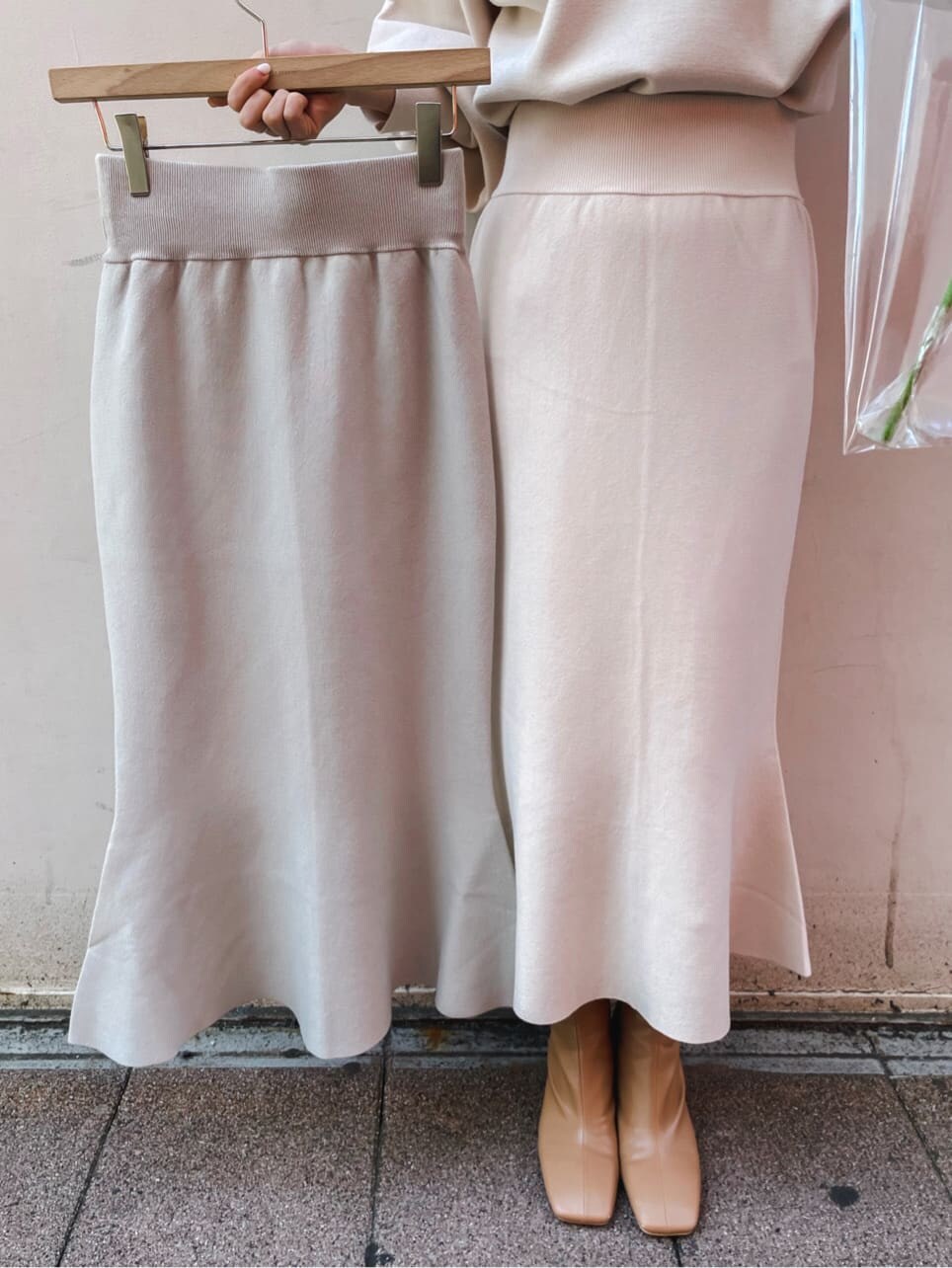 ベージュ系のその他シューズ、ホワイト系のスカート、ピンク系のその他アウターを着用したレディースの冬コーディネートの8枚目の写真