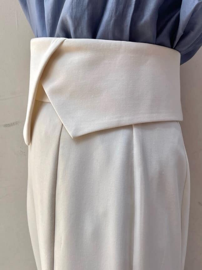 ホワイト系のスカート、ブラウン系のパンプス、ブルー系のシャツ/ブラウスを着用したレディースの春コーディネートの7枚目の写真