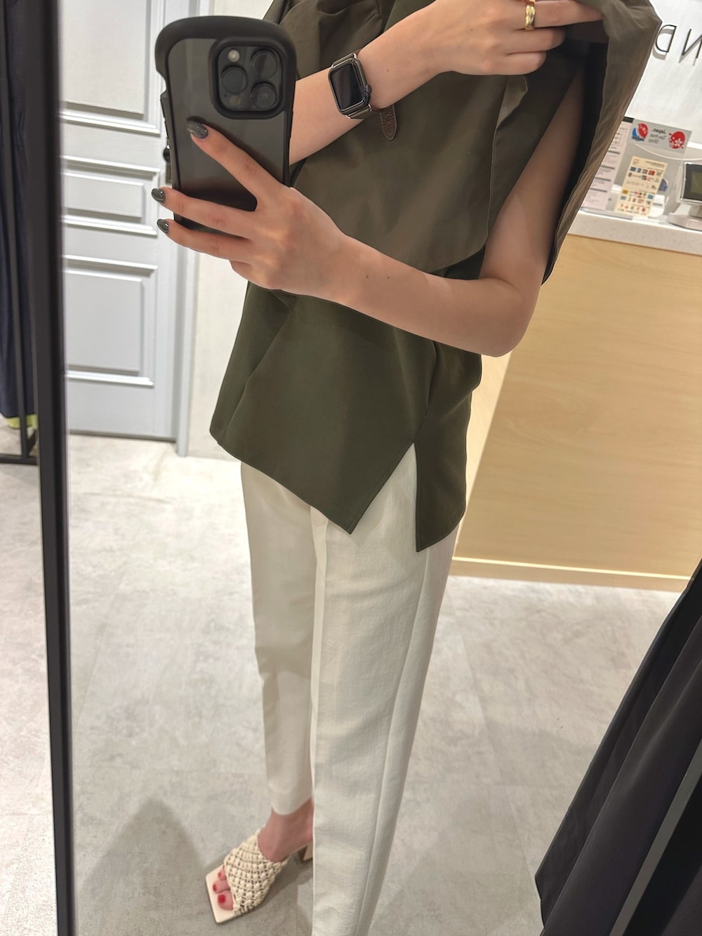 グリーン系のTシャツ/カットソー、ホワイト系のサンダル、ホワイト系のその他パンツを着用したレディースの春コーディネートの6枚目の写真