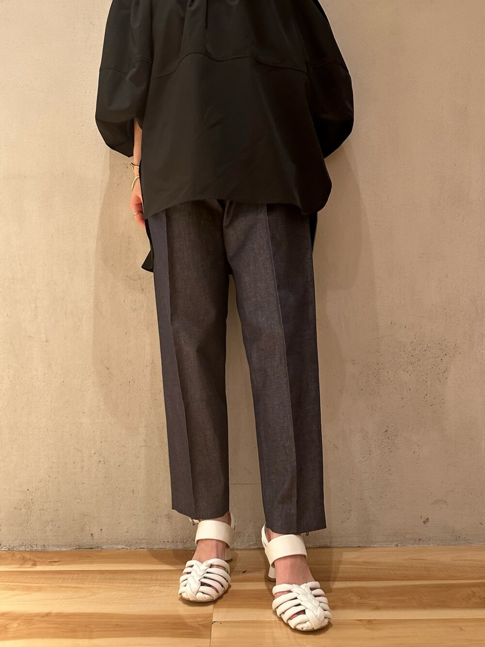 ブラック系のシャツ/ブラウス、ブルー系のその他パンツ、ホワイト系のサンダルを着用したレディースの冬コーディネートの4枚目の写真